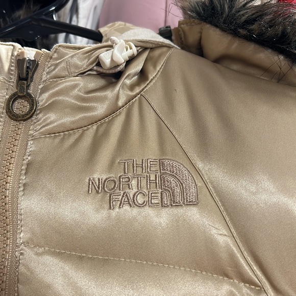 The North face puffer Vest with fur🎄🎄🎄 size Xs Tp.. - Picture 4 of 6